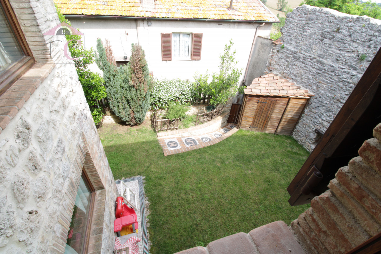 quadrelli proprieta storica e di lusso giardino pietra a vista terrazza panoramica 19.png